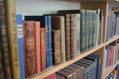 Eine Reihe von antiquarischen Büchern