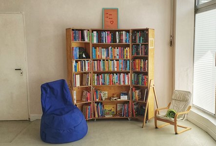Buchverschenkregal mit Lesesesseln